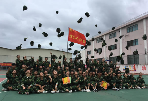 初中沒畢業可以報電大中專嗎？